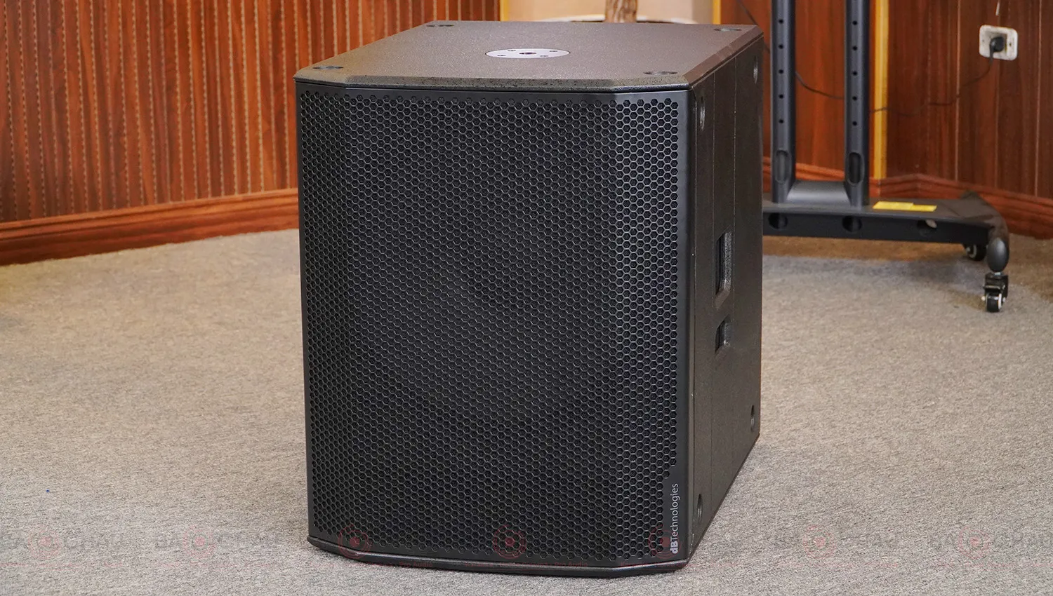 Loa sub điện dBTechnologies Sub 618