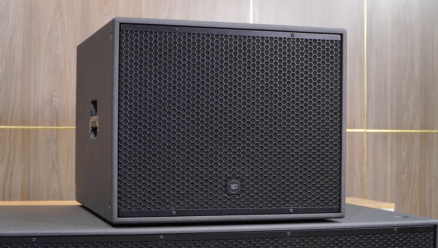 Loa sub hơi RCF S 19