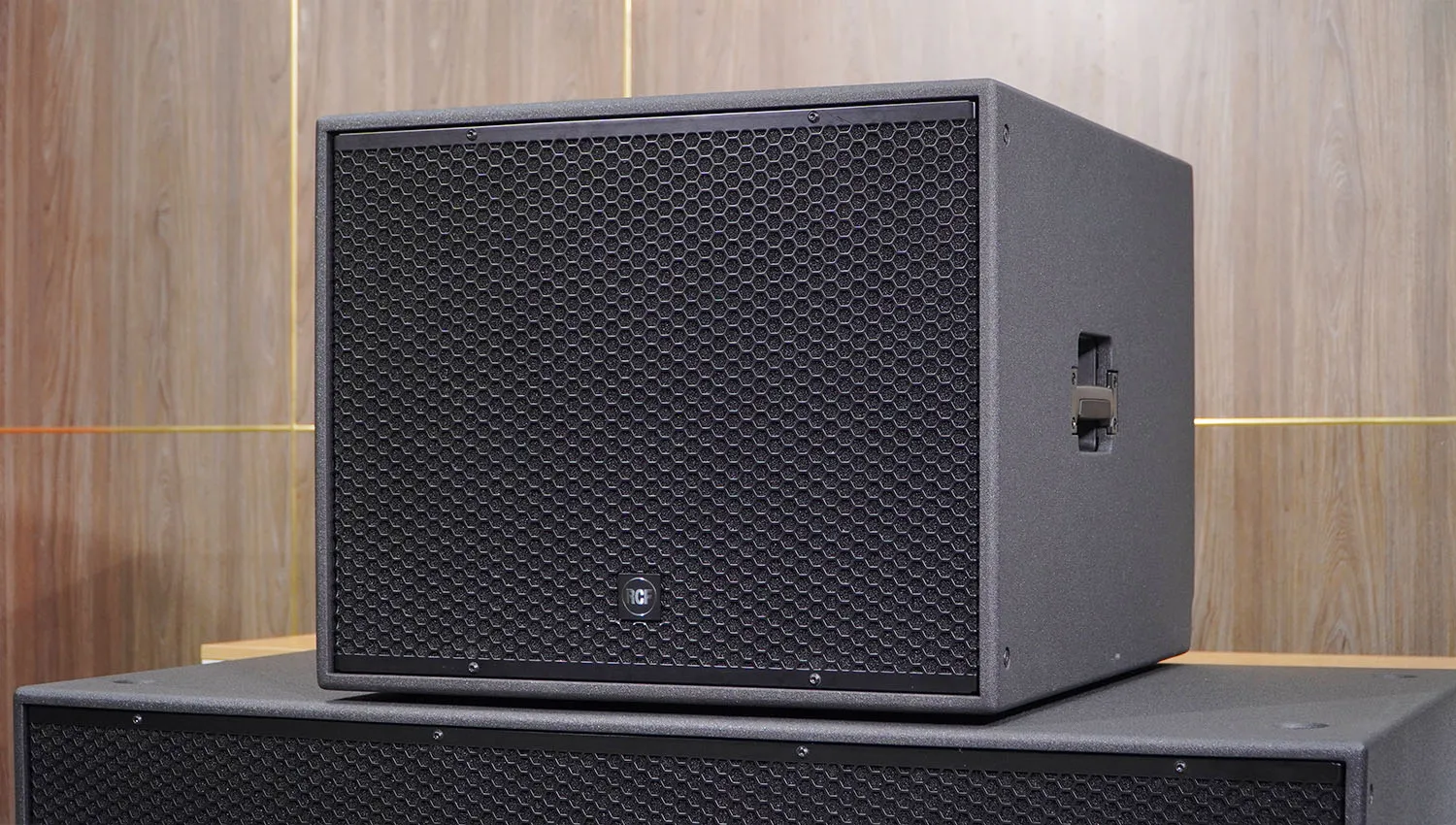 Loa sub hơi RCF S 19