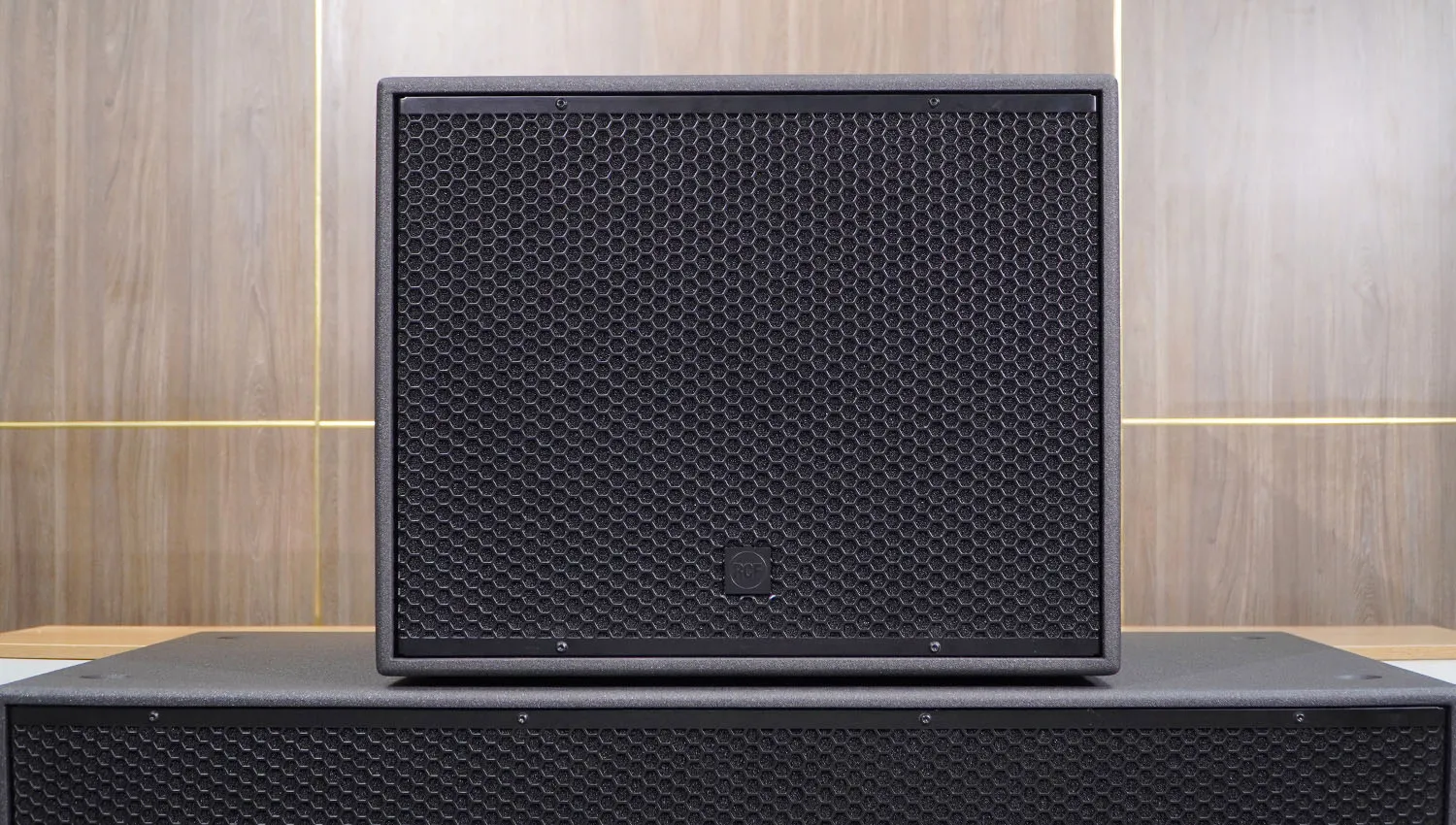 Loa sub hơi RCF S 19