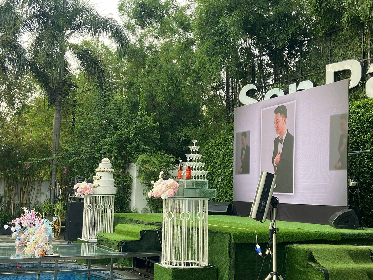 m&agrave;n h&igrave;nh led đ&aacute;m cưới