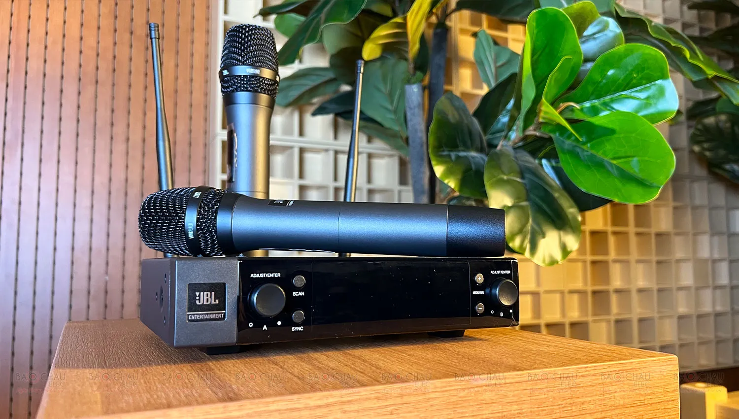 Micro không dây JBL VM200