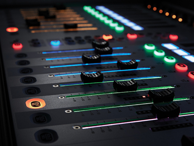 B&agrave;n mixer Soundcraft Vi1000