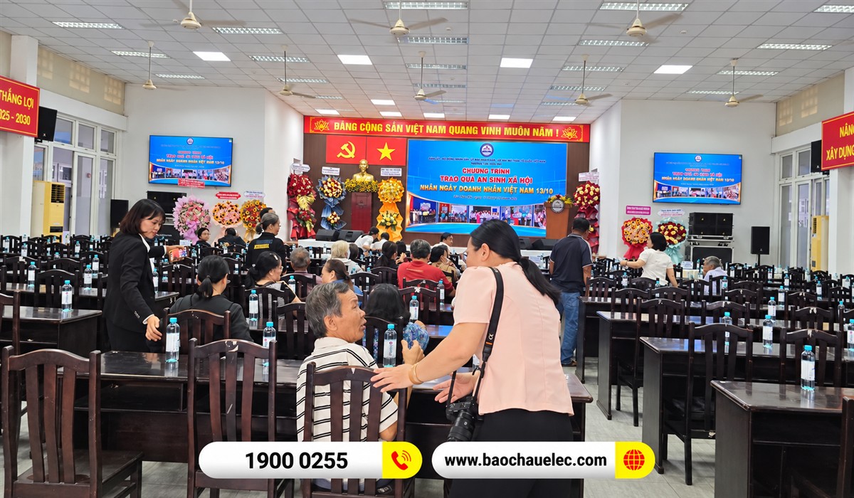 To&agrave;n cảnh hội trường v&agrave; s&acirc;n khấu nh&igrave;n từ cuối ph&ograve;ng