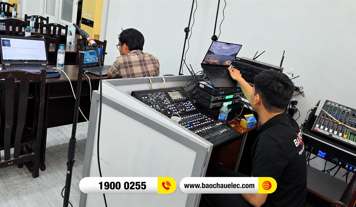 Kỹ thuật vi&ecirc;n vận h&agrave;nh b&agrave;n mixer tại hội trường