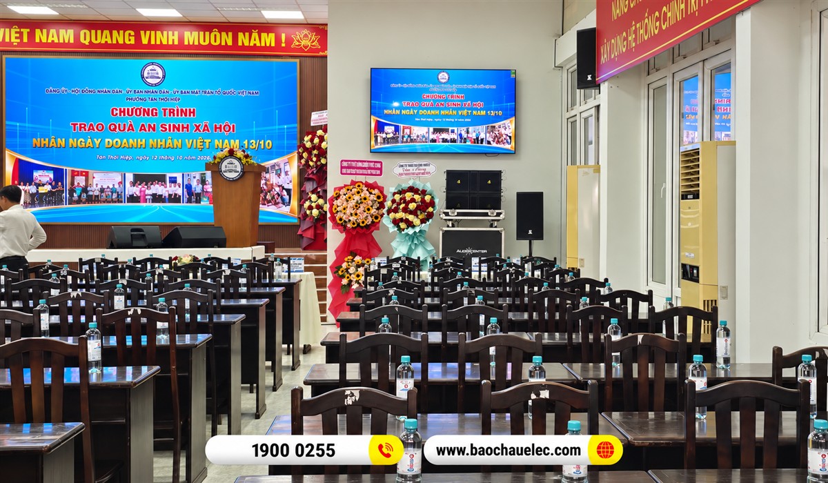 Kh&ocirc;ng gian s&acirc;n khấu v&agrave; b&agrave;n ghế trước chương tr&igrave;nh