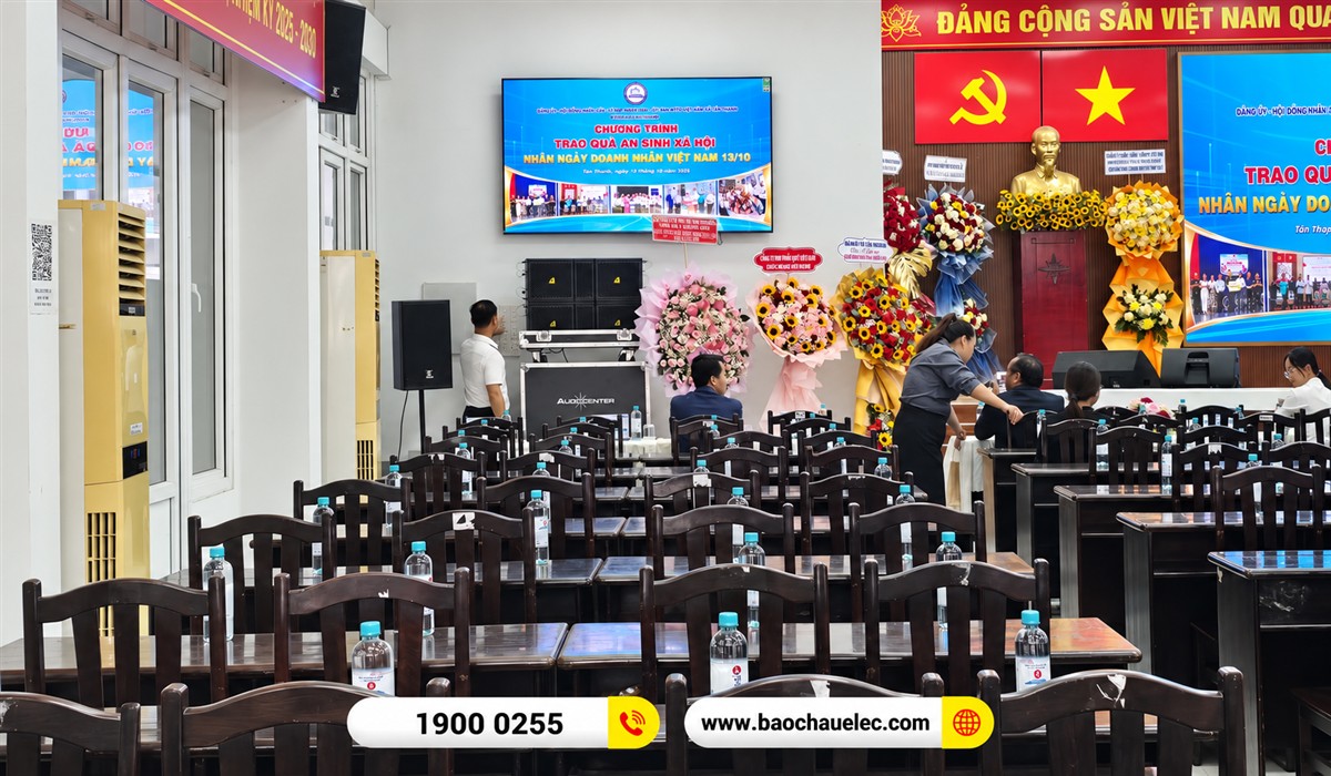G&oacute;c b&ecirc;n s&acirc;n khấu với hệ thống loa v&agrave; m&agrave;n h&igrave;nh