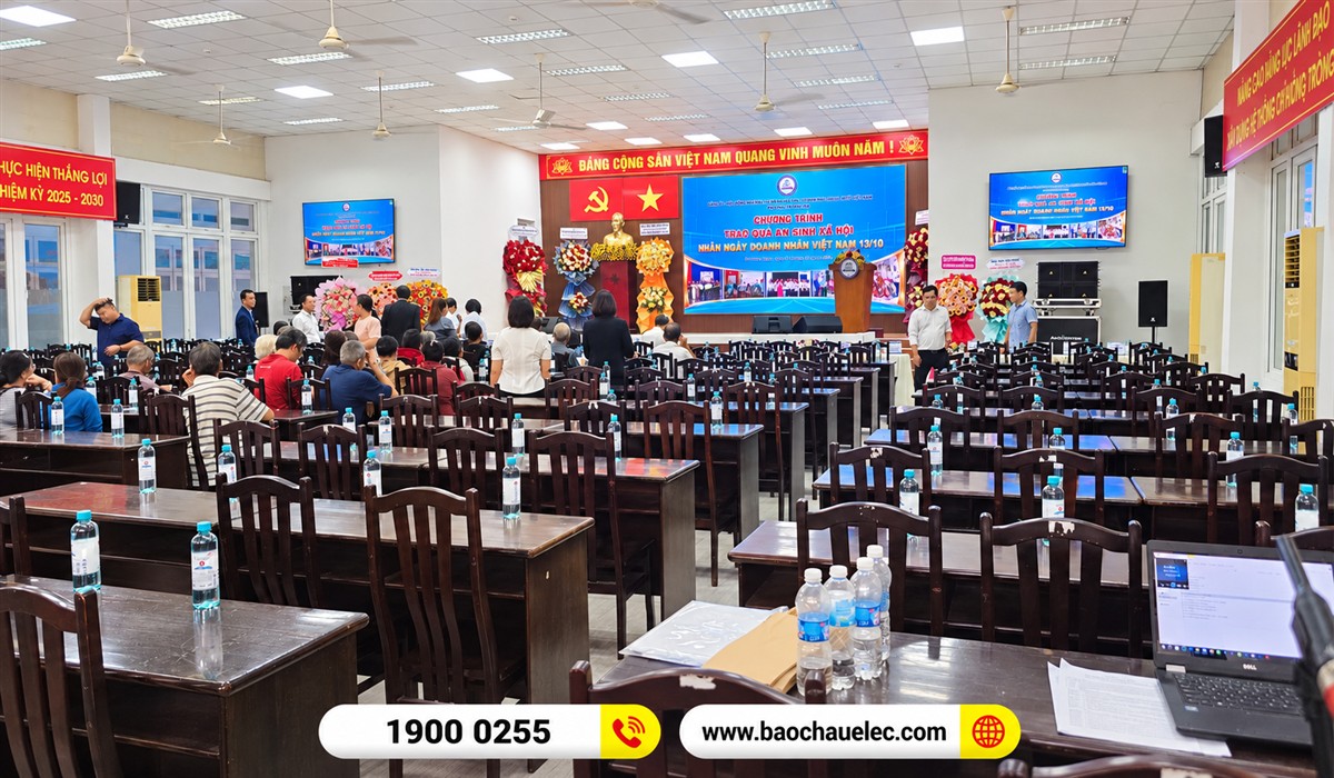 Bố tr&iacute; b&agrave;n ghế v&agrave; &acirc;m thanh trong hội trường