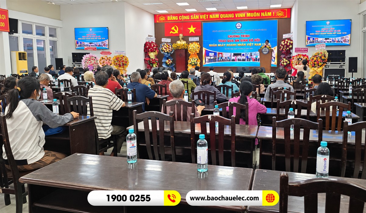 Kh&aacute;ch tham dự chương tr&igrave;nh nh&igrave;n về s&acirc;n khấu