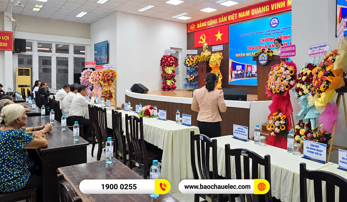 S&acirc;n khấu v&agrave; kh&aacute;ch tham dự nh&igrave;n từ lối đi