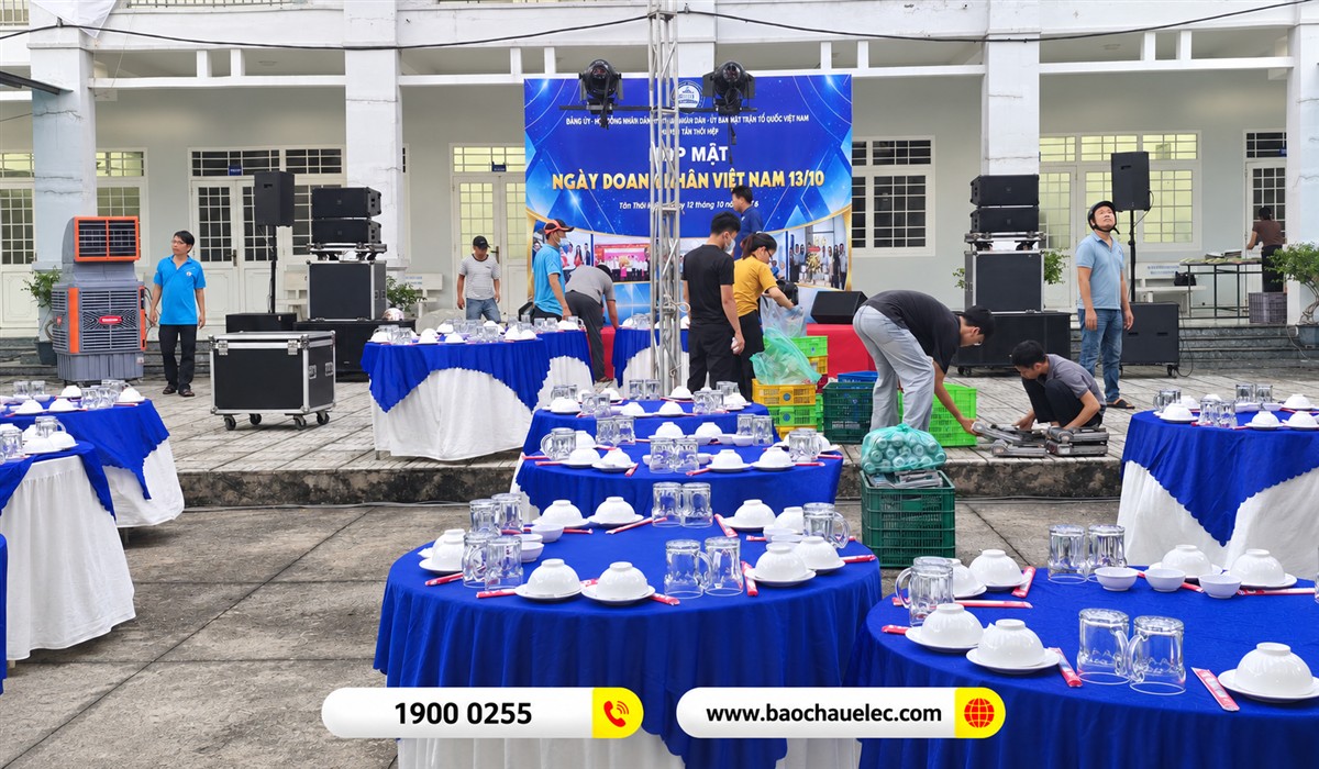 Kh&ocirc;ng gian b&agrave;n tiệc với loa bố tr&iacute; quanh s&acirc;n khấu