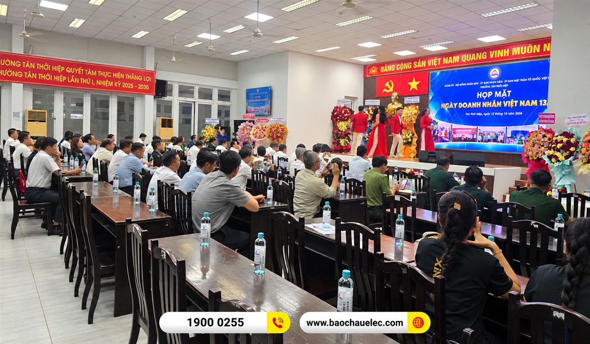 Chương tr&igrave;nh tr&ecirc;n s&acirc;n khấu nh&igrave;n từ ph&iacute;a cuối hội trường