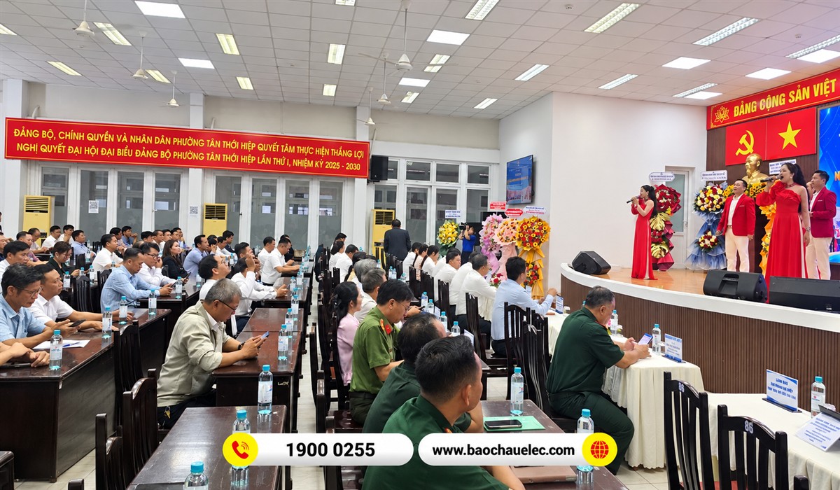 Kh&aacute;ch tham dự nh&igrave;n từ b&ecirc;n h&ocirc;ng hội trường