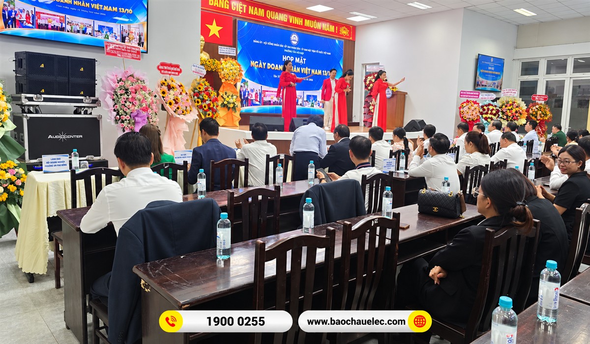 Khu vực s&acirc;n khấu v&agrave; m&agrave;n h&igrave;nh ch&iacute;nh của chương tr&igrave;nh