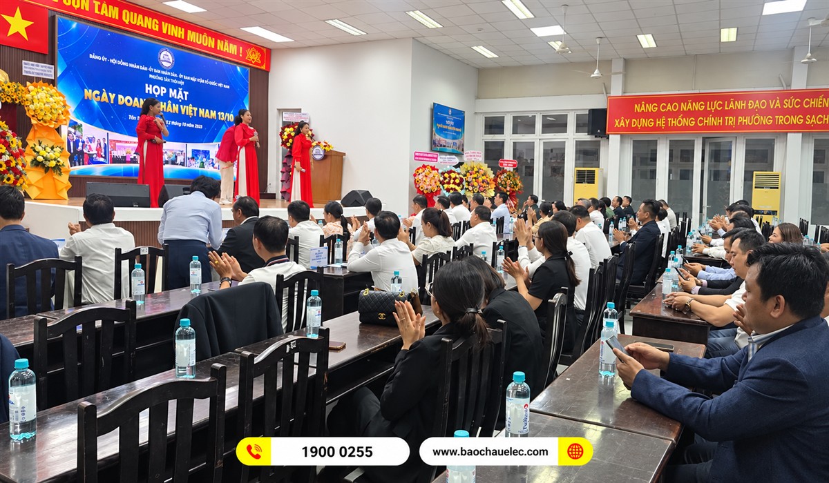 S&acirc;n khấu biểu diễn nh&igrave;n từ ph&iacute;a b&ecirc;n phải hội trường