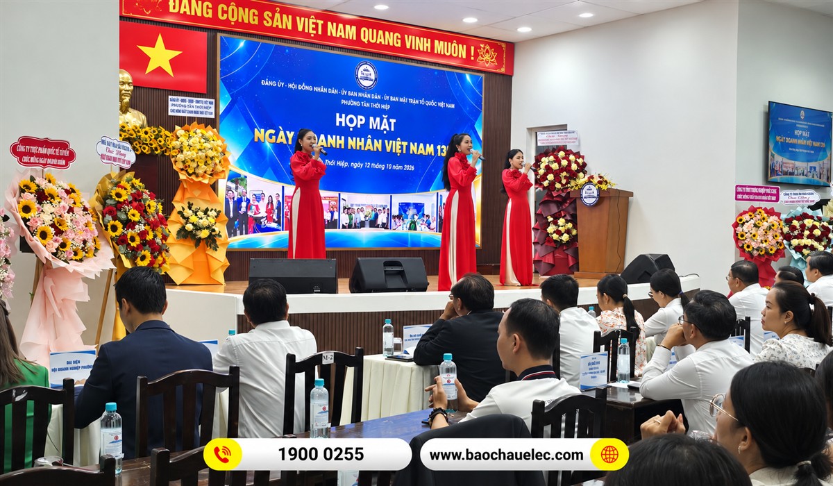 Cận cảnh s&acirc;n khấu với người biểu diễn v&agrave; kh&aacute;ch tham dự