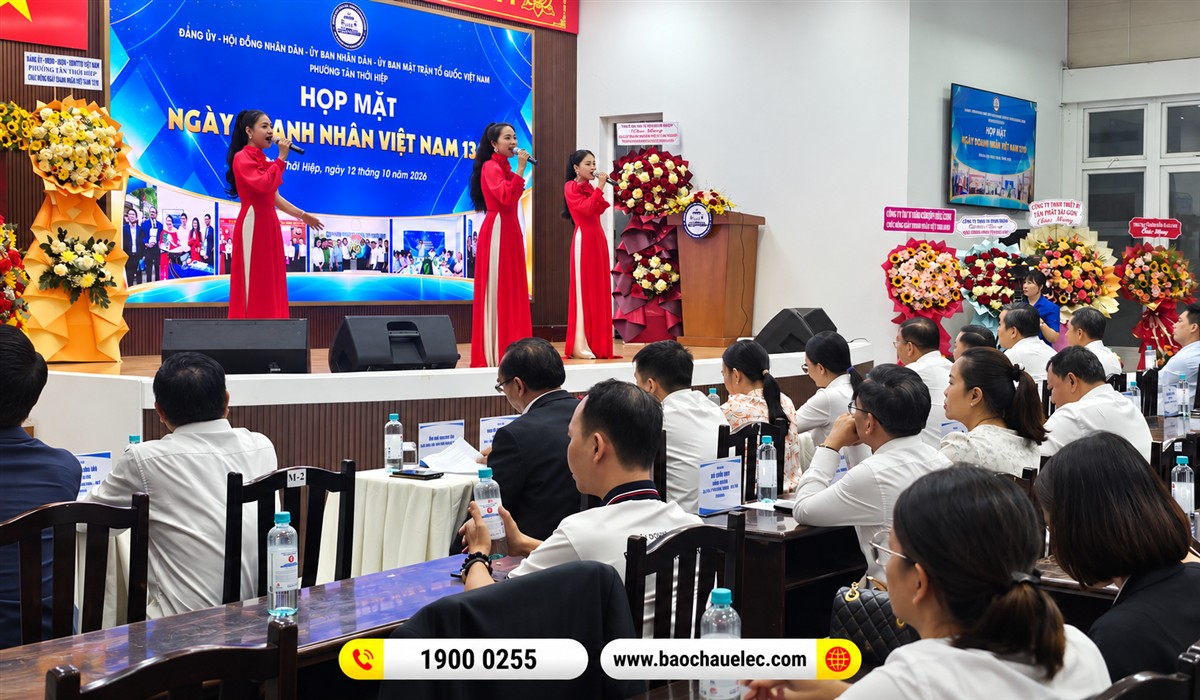 S&acirc;n khấu v&agrave; m&agrave;n h&igrave;nh trong buổi họp mặt