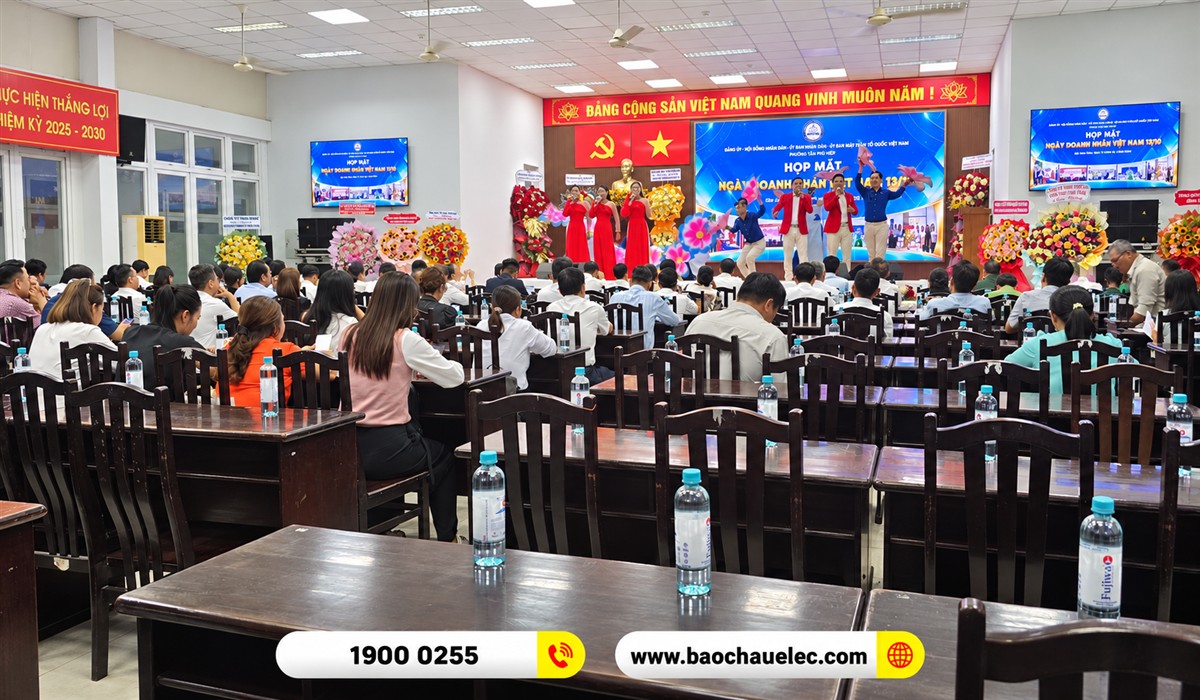 Kh&ocirc;ng gian hội trường v&agrave; kh&aacute;ch tham dự nh&igrave;n từ ph&iacute;a sau