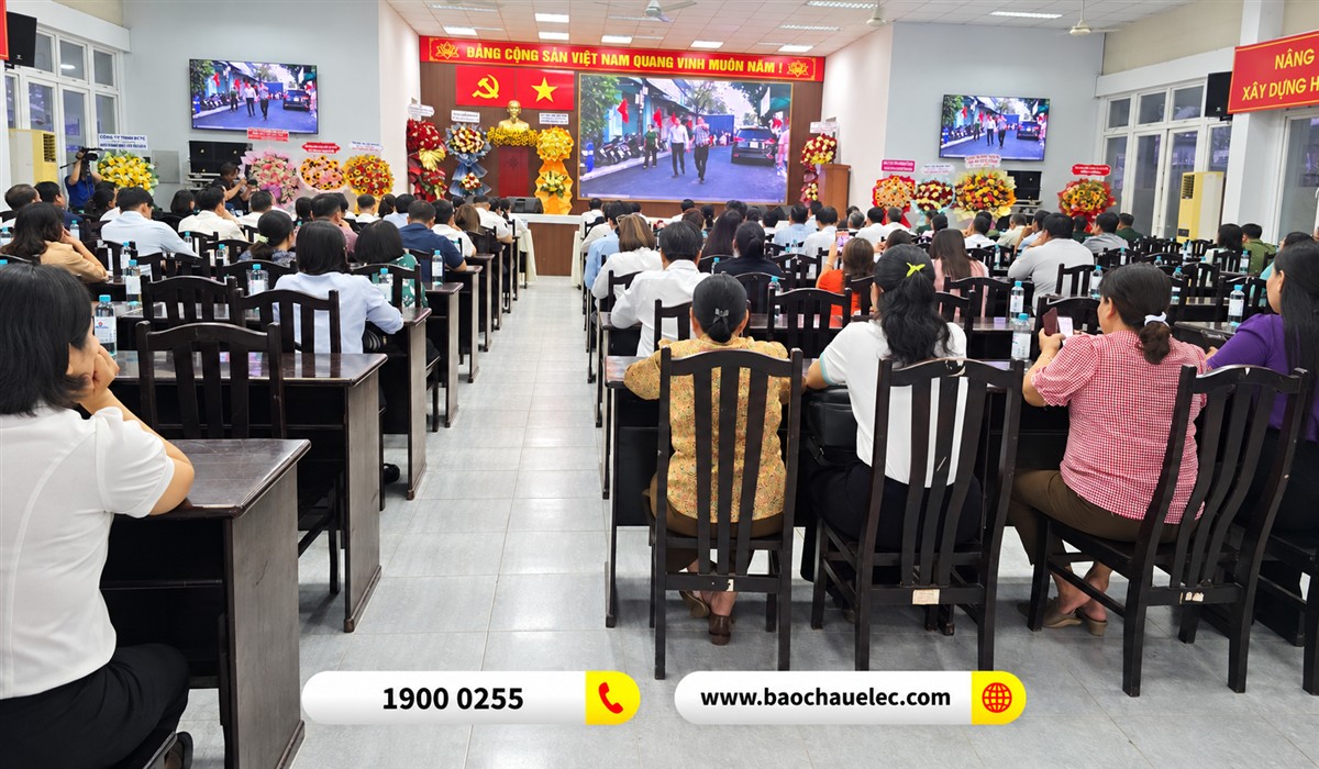 C&aacute;c d&atilde;y b&agrave;n hướng về s&acirc;n khấu trong chương tr&igrave;nh