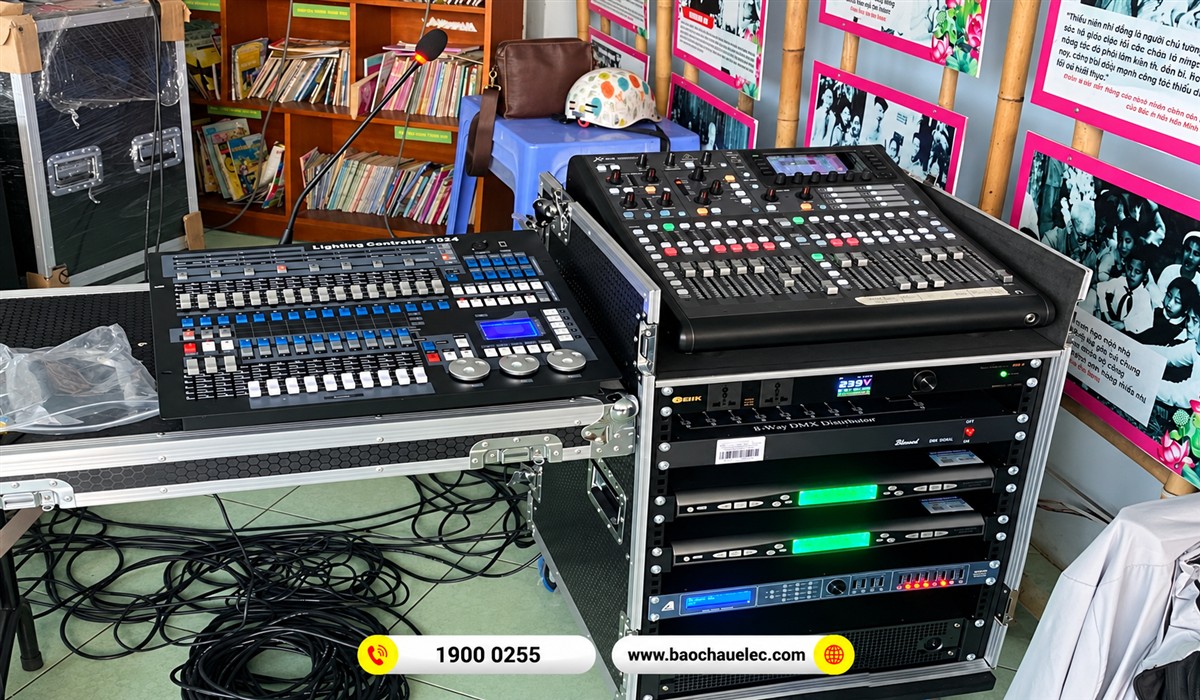 B&agrave;n mixer v&agrave; tủ rack thiết bị được tập trung kiểm tra