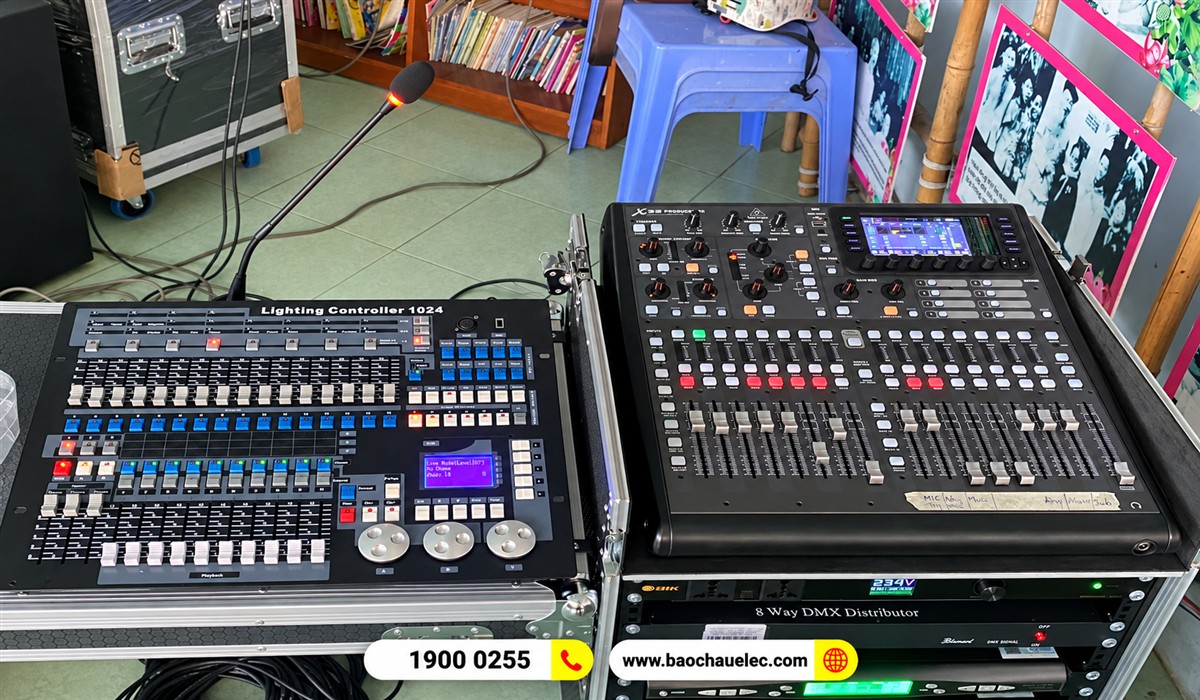 B&agrave;n mixer số v&agrave; thiết bị trong tủ rack