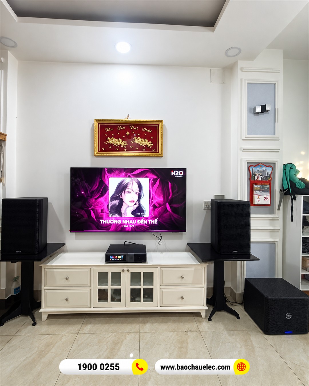 Cặp loa Philips v&agrave; amply bố tr&iacute; dưới TV trong ph&ograve;ng kh&aacute;ch