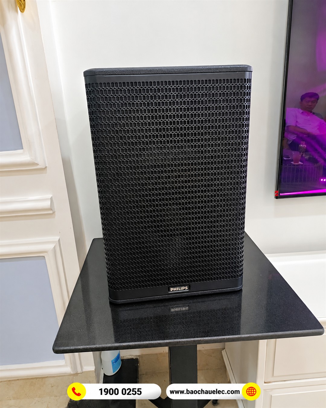 Loa Philips CSS1600/70 tr&ecirc;n ch&acirc;n đế cạnh TV