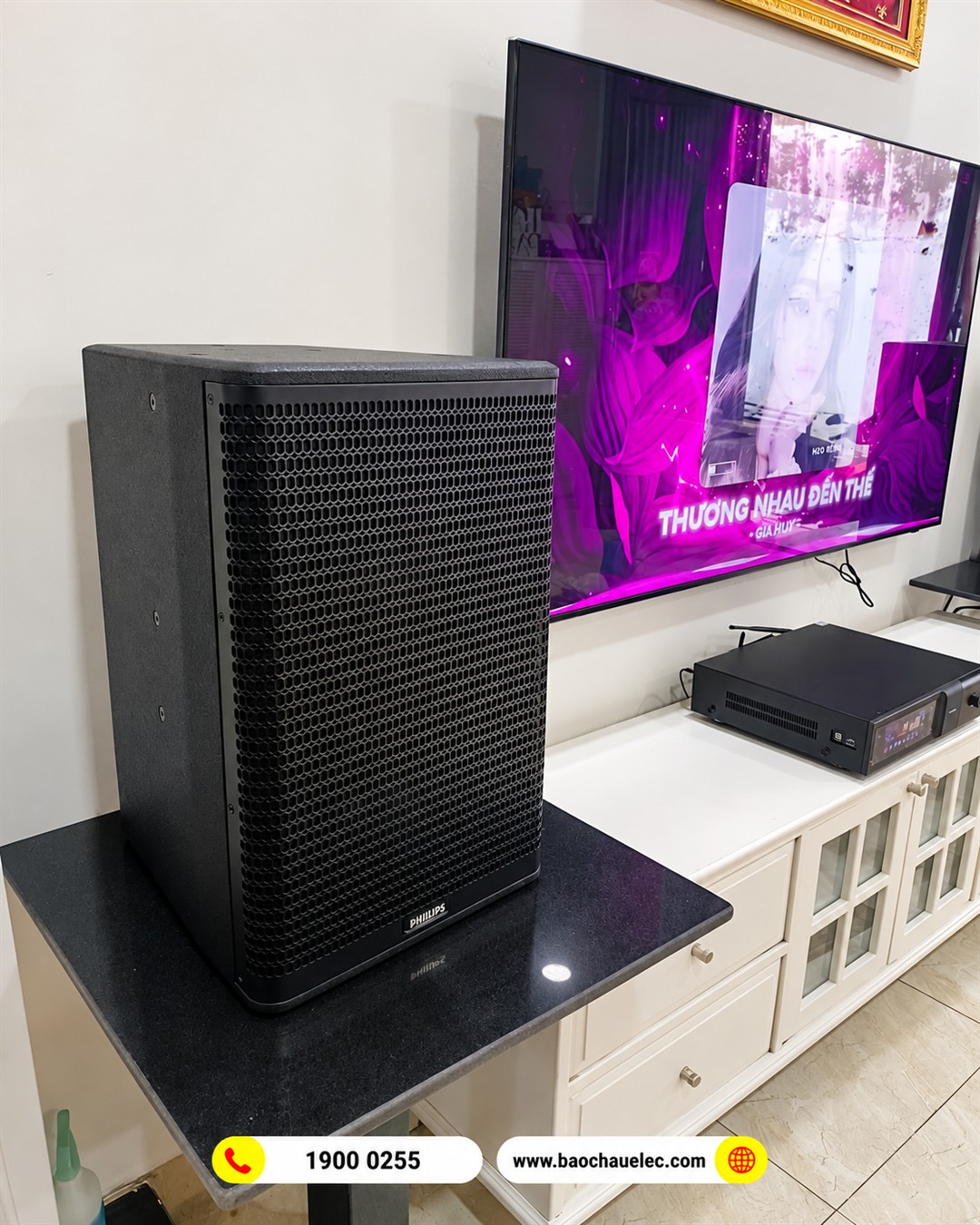G&oacute;c nghi&ecirc;ng loa Philips CSS1600/70 v&agrave; amply tr&ecirc;n mặt tủ