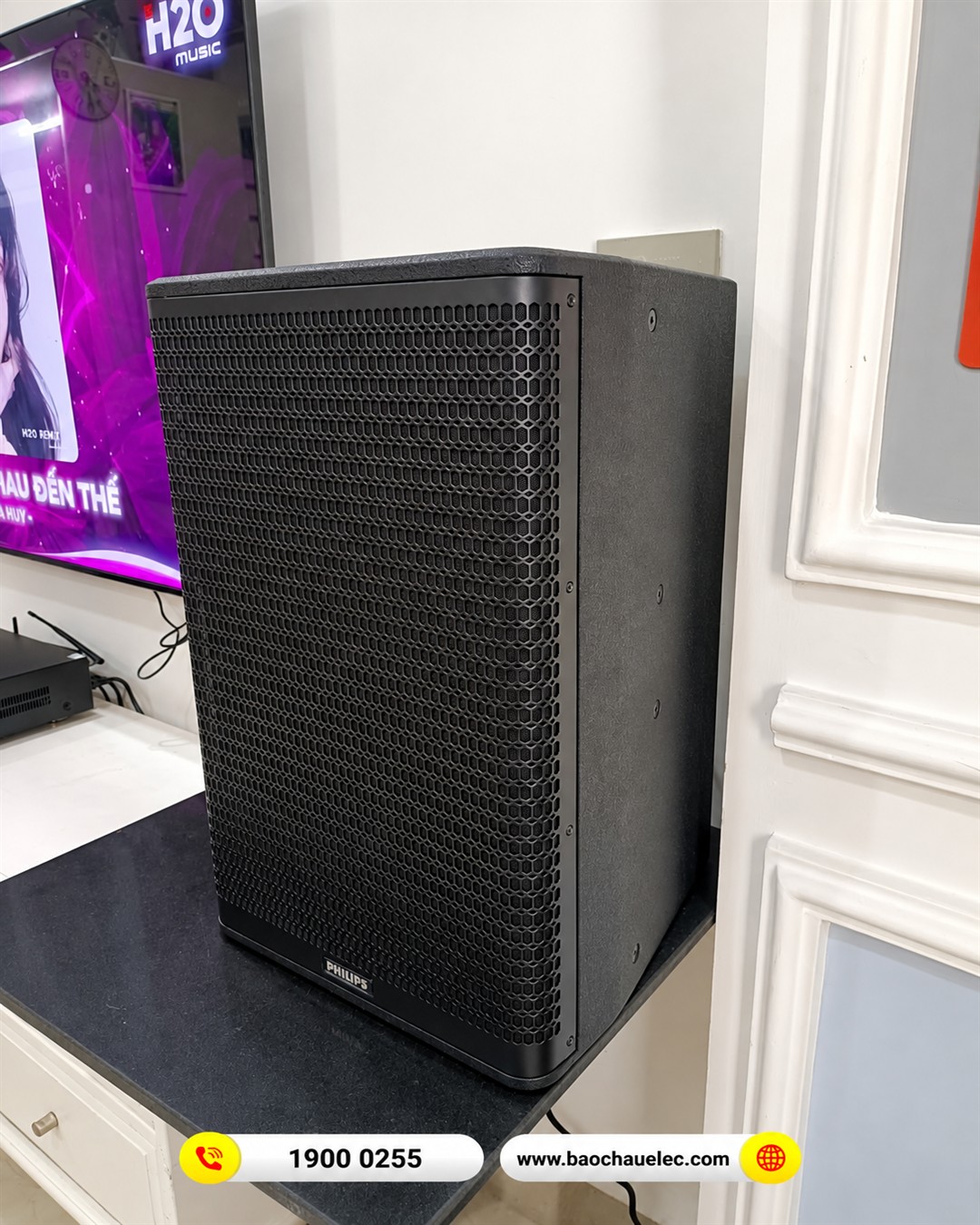 Mặt loa Philips v&agrave; c&aacute;ch bố tr&iacute; cạnh tủ TV