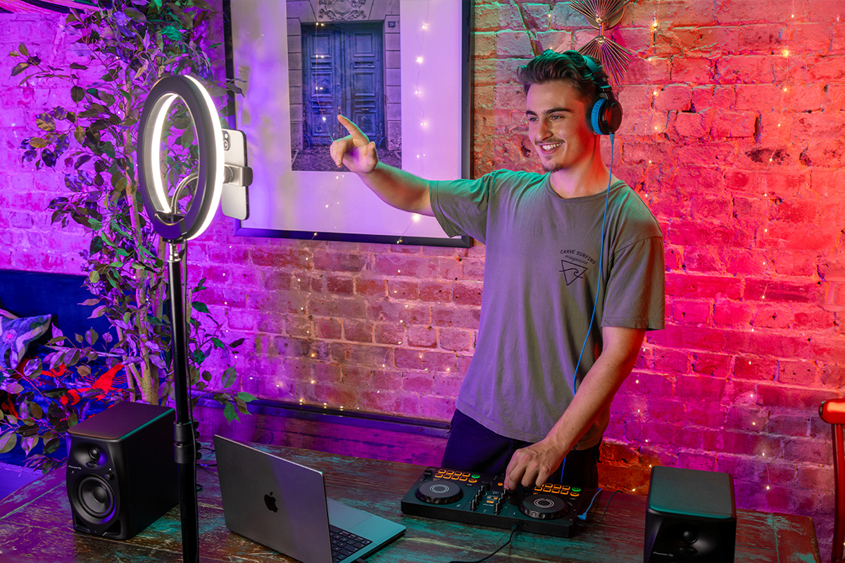 B&agrave;n DJ AlphaTheta DDJ-FLX2 