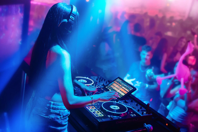 B&agrave;n DJ Denon DJ Prime 4 G2