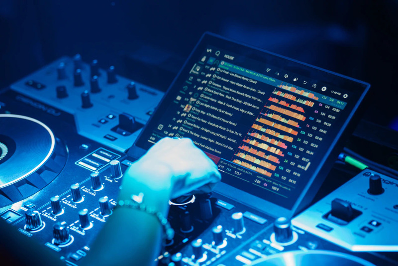 B&agrave;n DJ Denon DJ Prime 4 G2