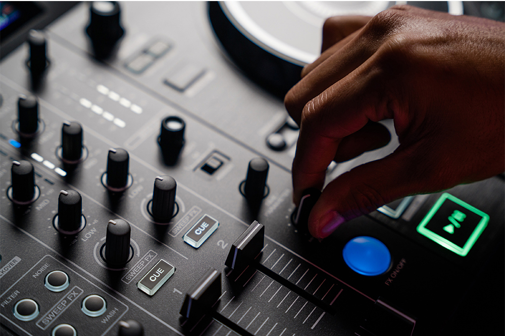 Bàn DJ Denon DJ SC Live 2