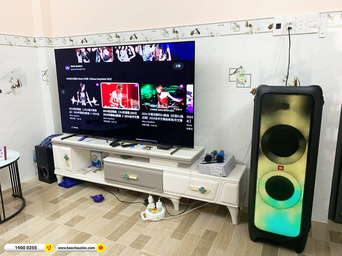 Ch&uacute; Kỳ ở quận 5, TPHCM lựa chọn mẫu loa di động JBL Partybox 1000 Hot nhất hiện nay, c&ugrave;ng micro kh&ocirc;ng d&acirc;y Paramax Pasion Echo giải tr&iacute; tại gia cực kỳ tiện lợi, h&agrave;ng ch&iacute;nh h&atilde;ng gi&aacute; tốt tại Bảo Ch&acirc;u Elec.
