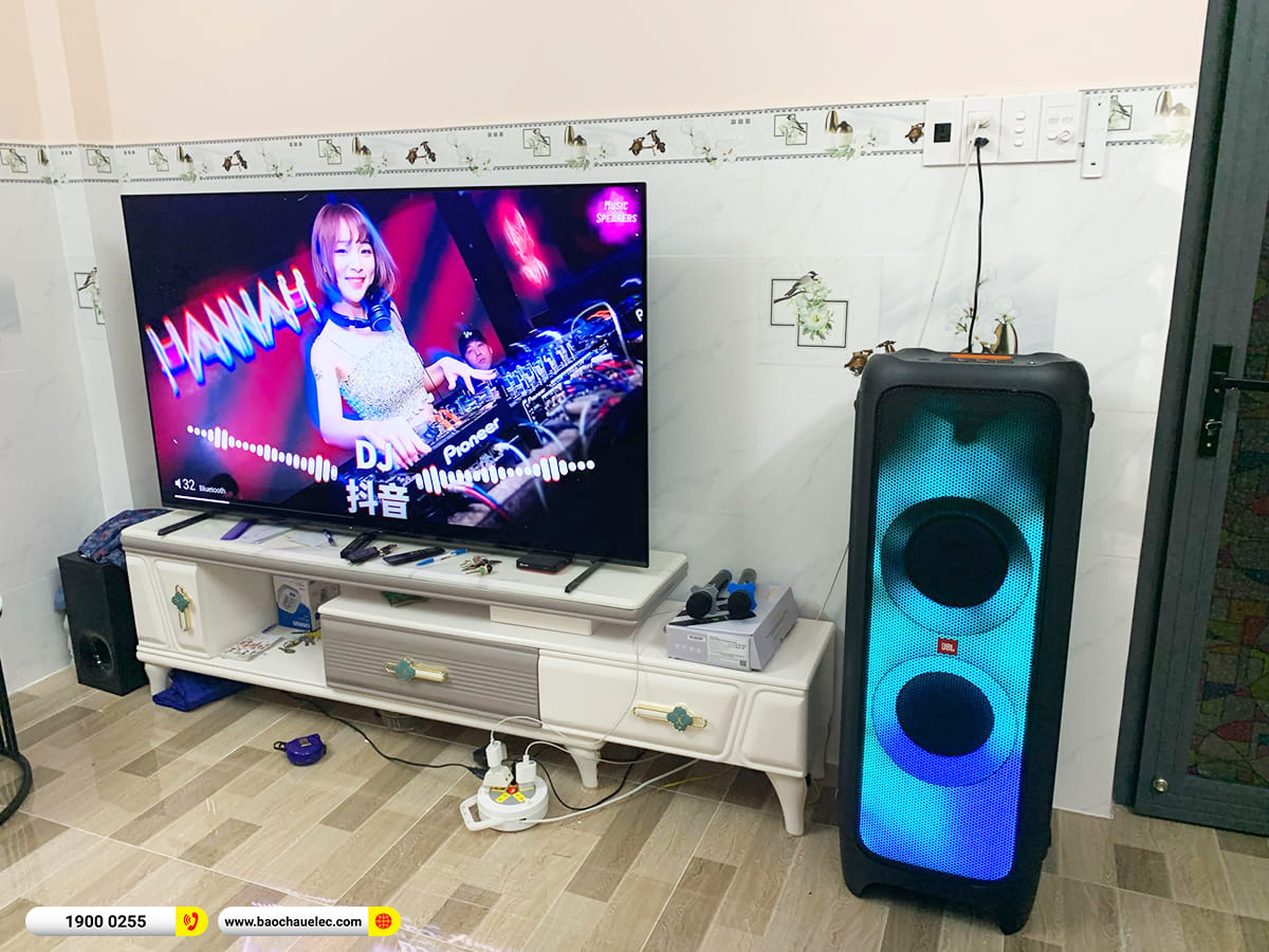 Ch&uacute; Kỳ ở quận 5, TPHCM lựa chọn mẫu loa di động JBL Partybox 1000 Hot nhất hiện nay, c&ugrave;ng micro kh&ocirc;ng d&acirc;y Paramax Pasion Echo giải tr&iacute; tại gia cực kỳ tiện lợi, h&agrave;ng ch&iacute;nh h&atilde;ng gi&aacute; tốt tại Bảo Ch&acirc;u Elec.