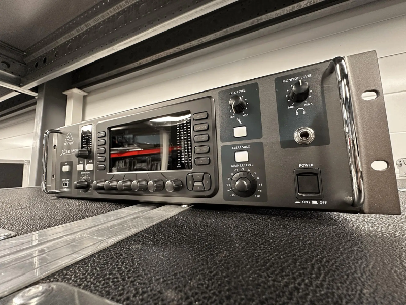 B&agrave;n mixer Behringer X32 Rack
