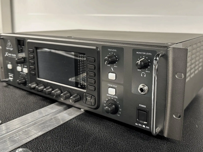 B&agrave;n mixer Behringer X32 Rack