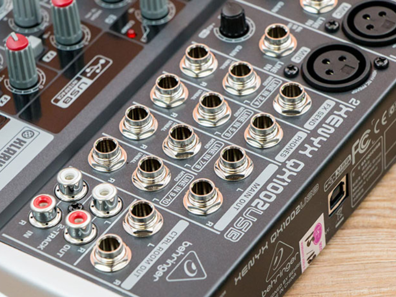 B&agrave;n mixer Behringer Xenyx Q1002USB