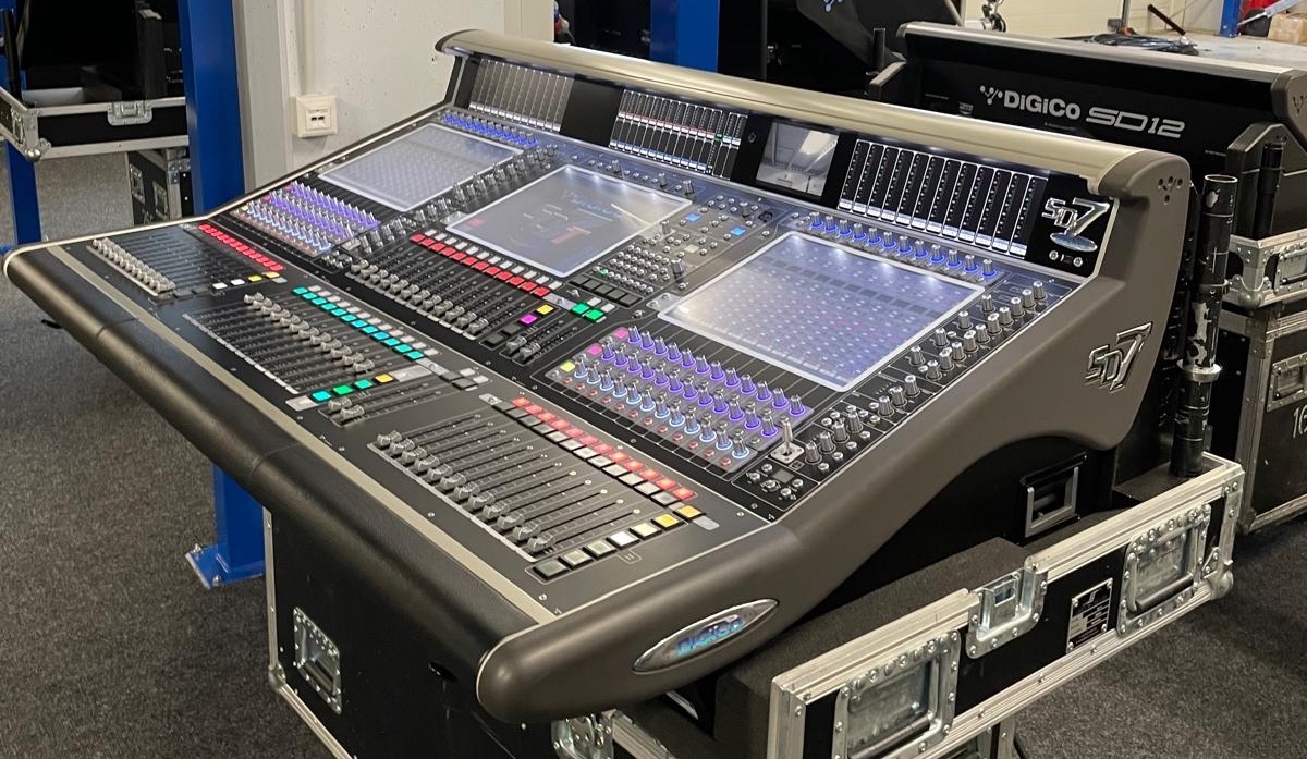 B&agrave;n mixer DiGiCo SD7T