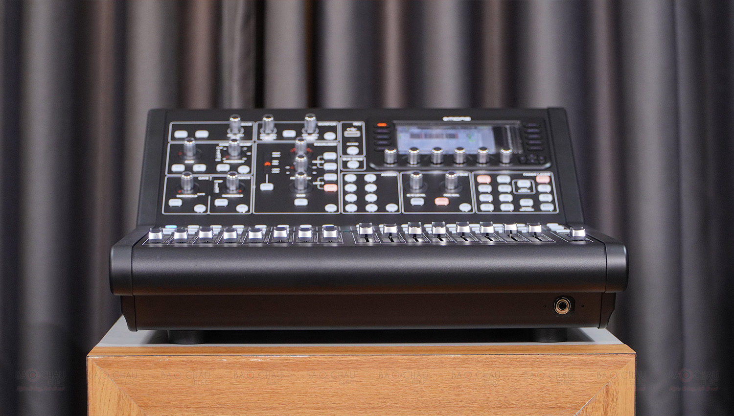 B&agrave;n Mixer Midas M32R Live (Mixer Digital, 40 K&ecirc;nh, 25 Bus)