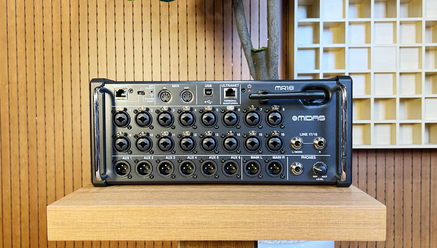 Bàn Mixer Midas MR 18