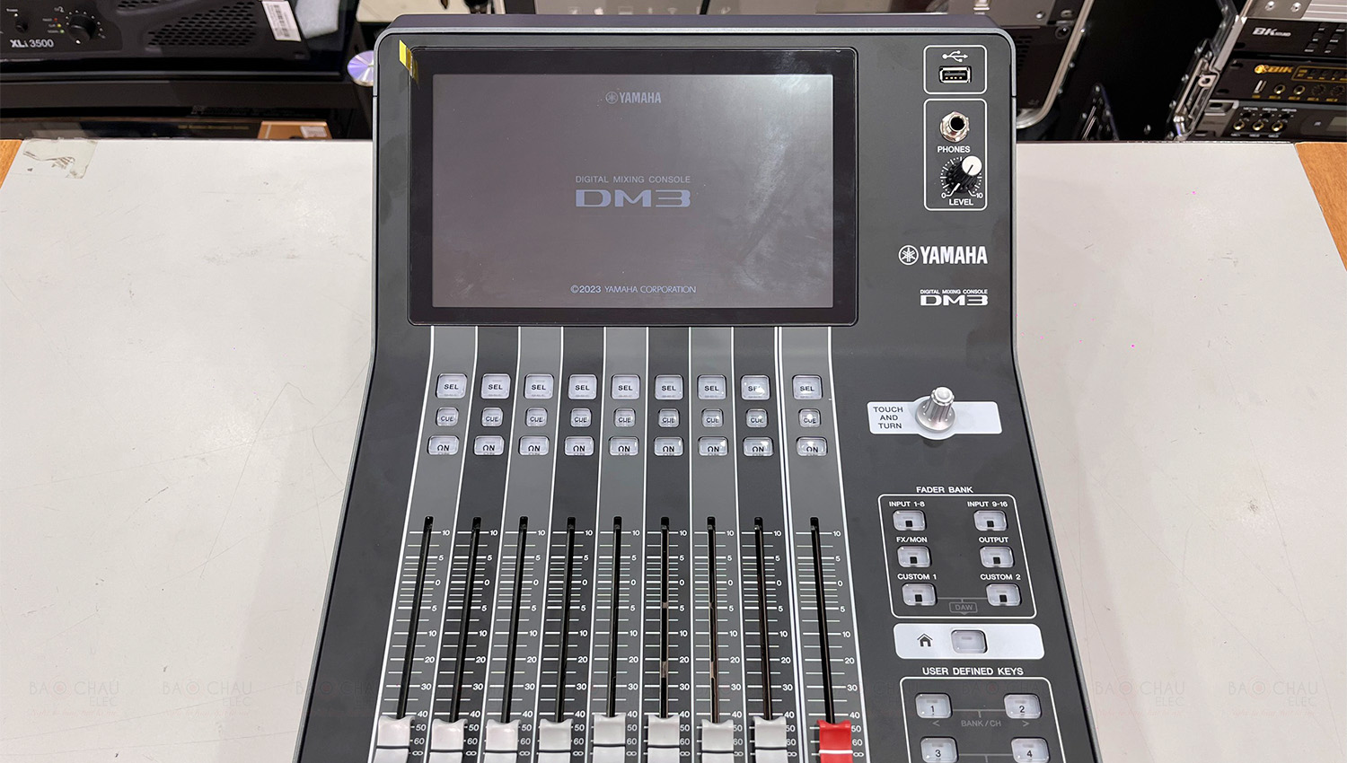 B&agrave;n mixer Yamaha DM3 Standard
