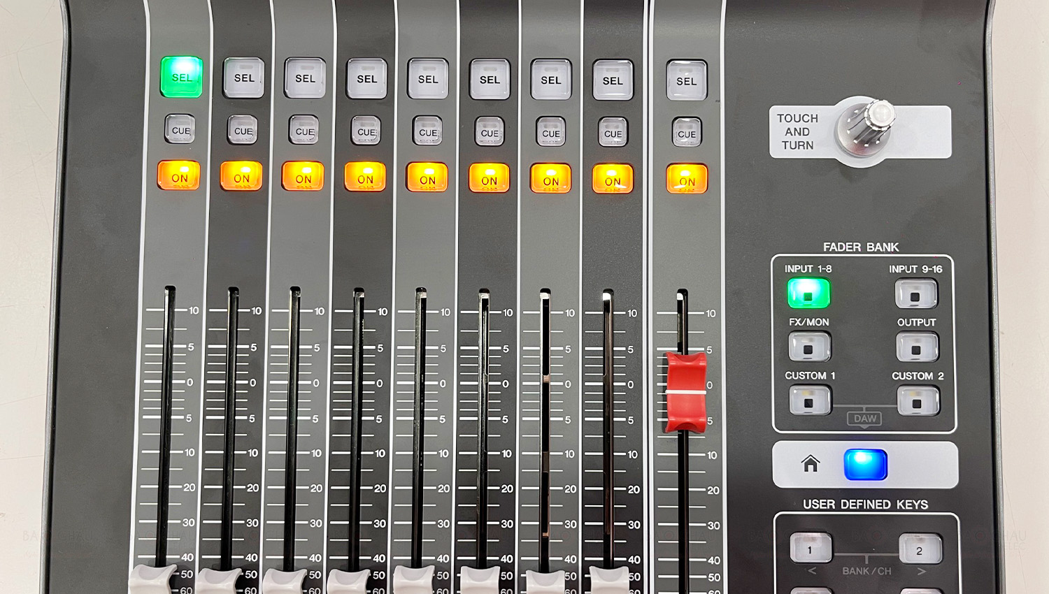 B&agrave;n mixer Yamaha DM3 Standard