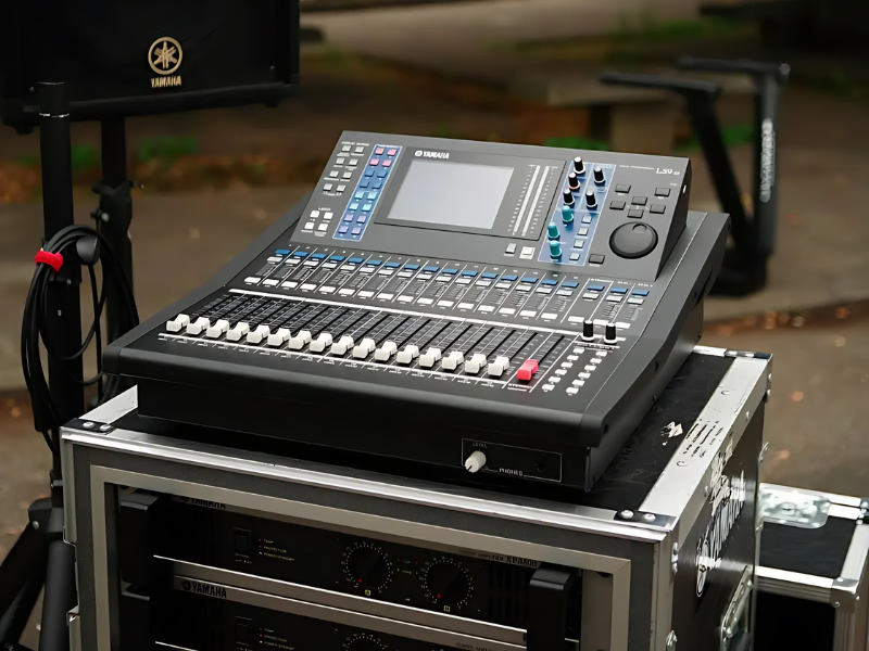 B&agrave;n mixer Yamaha LS9-16