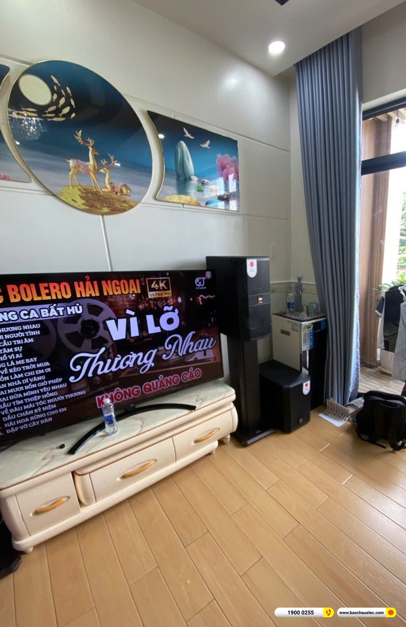 G&oacute;c bố tr&iacute; d&agrave;n karaoke BIK cạnh tivi trong ph&ograve;ng kh&aacute;ch chị Xu&acirc;n tại TP HCM