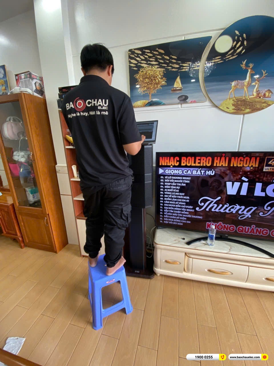 Kỹ thuật vi&ecirc;n Bảo Ch&acirc;u Elec căn chỉnh d&agrave;n karaoke tại nh&agrave; chị Xu&acirc;n