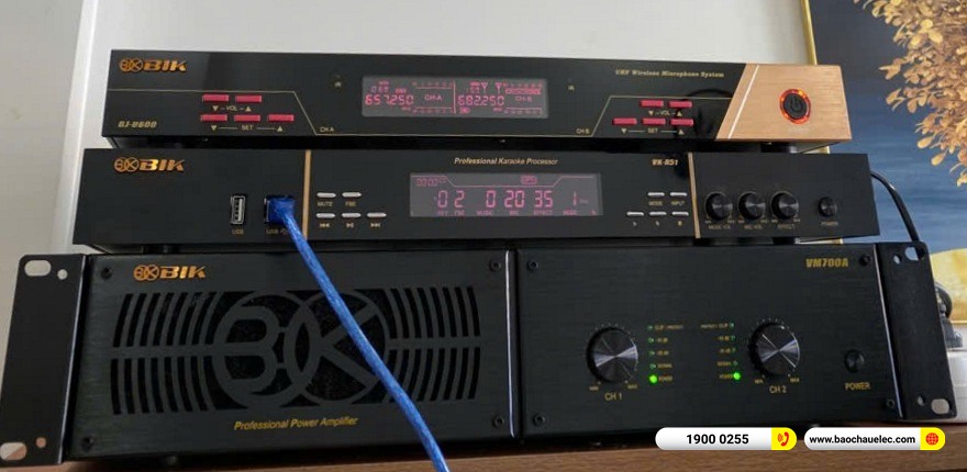 Cục đẩy BIK VM700A, vang số VK-R51 v&agrave; đầu thu BJ-U600 lắp tr&ecirc;n kệ
