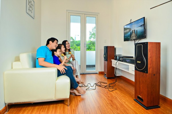 Tôi cảm thấy vui khi giúp mẹ tôi hết buồn với dàn karaoke gia đình 