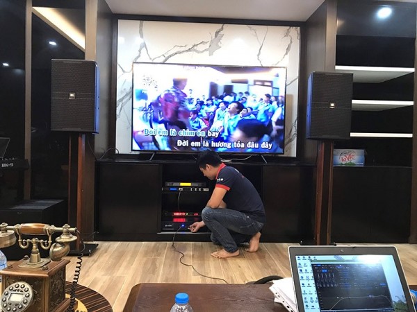 Dàn karaoke gia đình chú Khánh ở Vinhome Green Bay ( KP 4012, R120SW, BCE VIP 3000, Crown T7, KX 180, Plus 4TB )