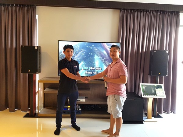 Bộ dàn karaoke cho gia đình anh Quý ở chung cư cao cấp Saigon Royal ( DISCOVERY-II 12, R115SW, BCE VIP3000, Crown T7, KX180, Plus 4TB, 22 inch)